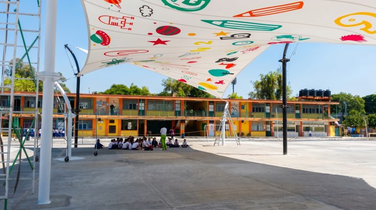 toma 2 patio de escuela con alumnos denvidia total